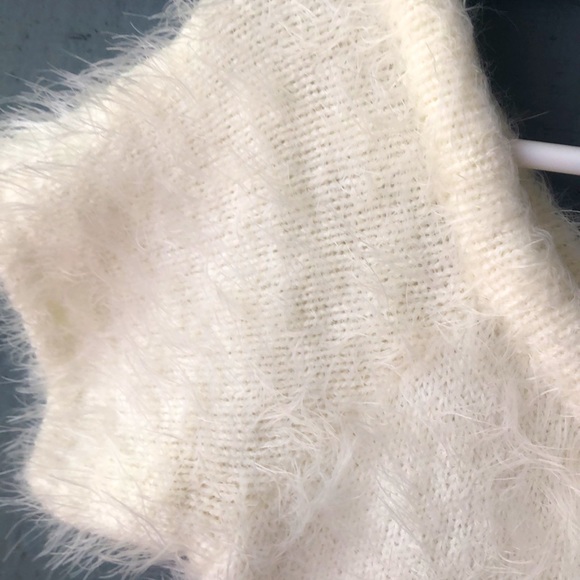 💋💋💋VICTORIA +SOPHIA FUZZY CROPPED TOP SIZE SMALL NWOT 💋💋💋 - Picture 3 of 6